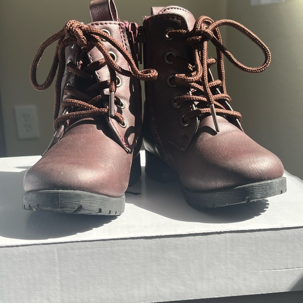 Link Toddler Girl Brown Boots. Size 4. Side zipper closure. Lace Ups.